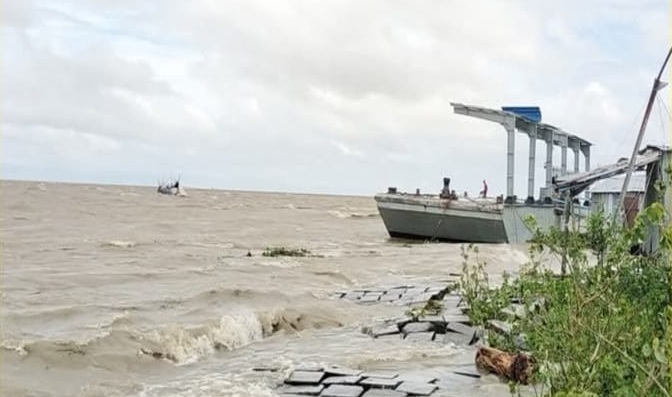 উত্তাল বঙ্গোপসাগর, ভোলার ২০ রুটে লঞ্চ চলাচল বন্ধ