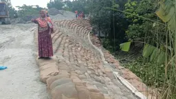শ্রীমন্ত নদীর ওপর সেতুর গাইড ওয়ালে ধস