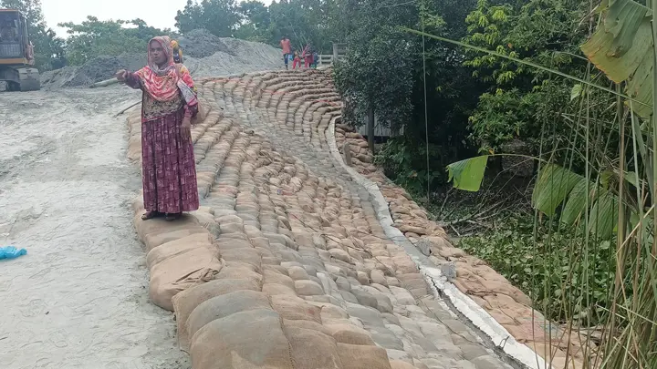 শ্রীমন্ত নদীর ওপর সেতুর গাইড ওয়ালে ধস