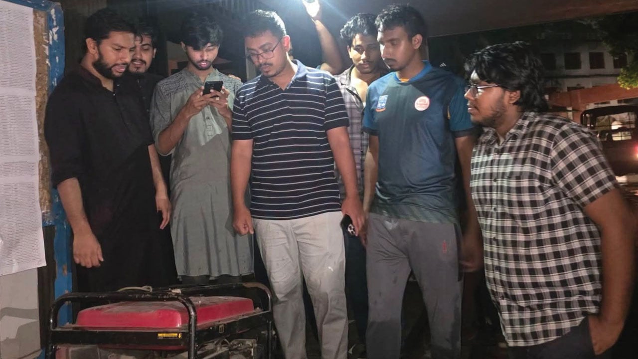 বিদ্যুৎহীন হলে জেনারেটর, পানি ও খাবার পৌঁছে দিল ডাকসু