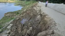 সাতকানিয়ায় সাঙ্গুর ভাঙনে ঝুঁকিতে বেড়িবাঁধ