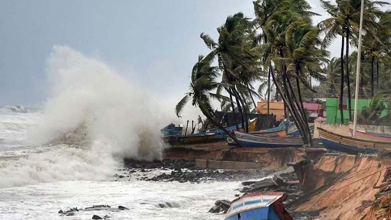 নিম্নচাপে কাল থেকে সারাদেশে বৃষ্টিপাতের তীব্রতা বাড়তে পারে