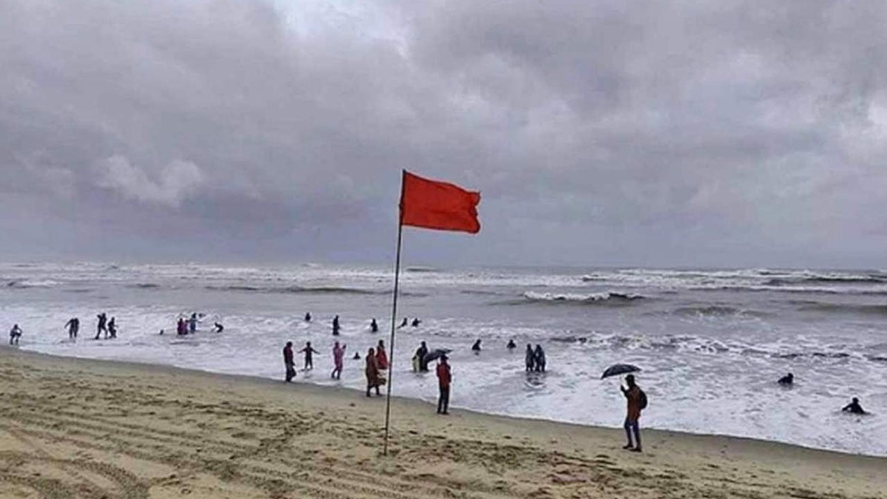 উত্তাল সাগরের বুকে দুর্যোগের আভাস, সমুদ্রবন্দরে তিন নম্বর সতর্কতা জারি