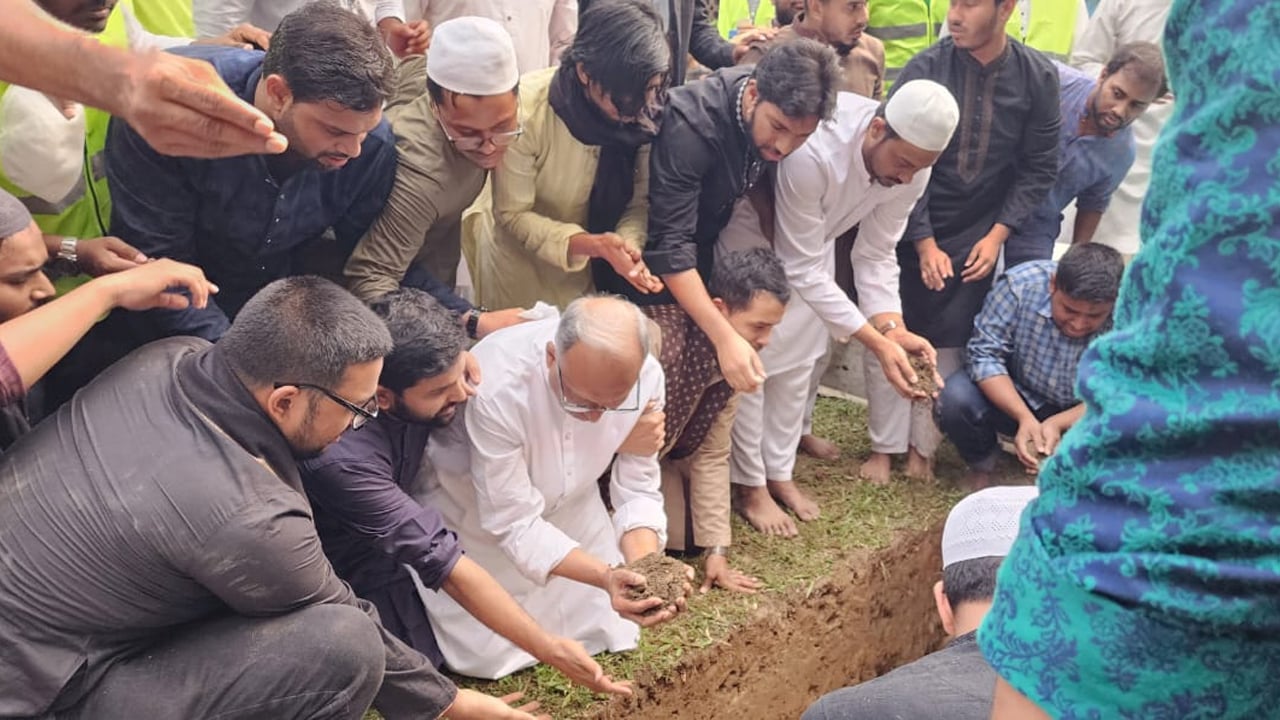 বিদ্রোহী কবির পাশে চিরনিদ্রায় শায়িত শহীদ ওসমান হাদি