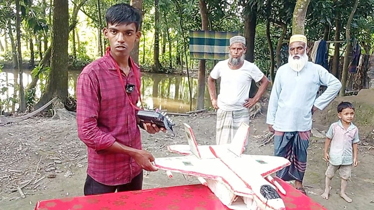 নবম শ্রেণির ছাত্র সওকত ইসলাম সিফাতের যুদ্ধবিমান আবিষ্কার