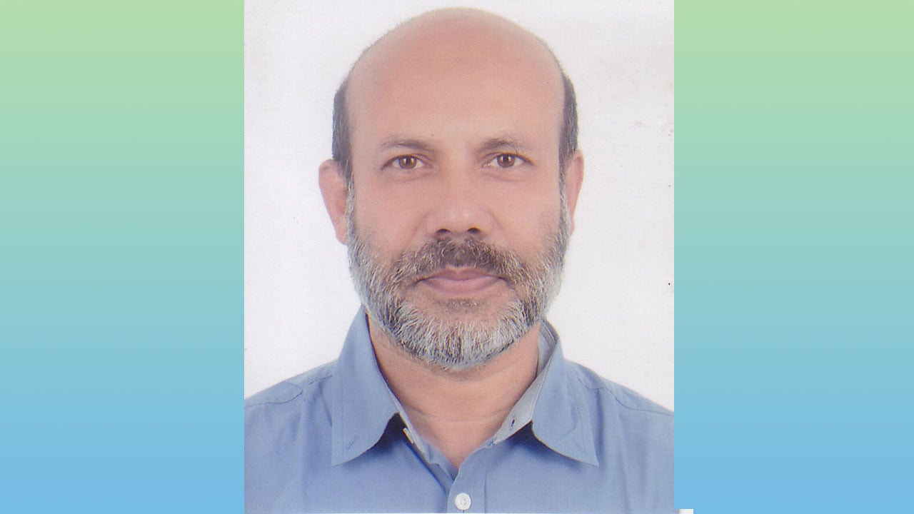 অবৈধ রেলক্রসিংয়ে দুর্ঘটনা, অল্পের জন্য রক্ষা পেলেন রেলের জিএম