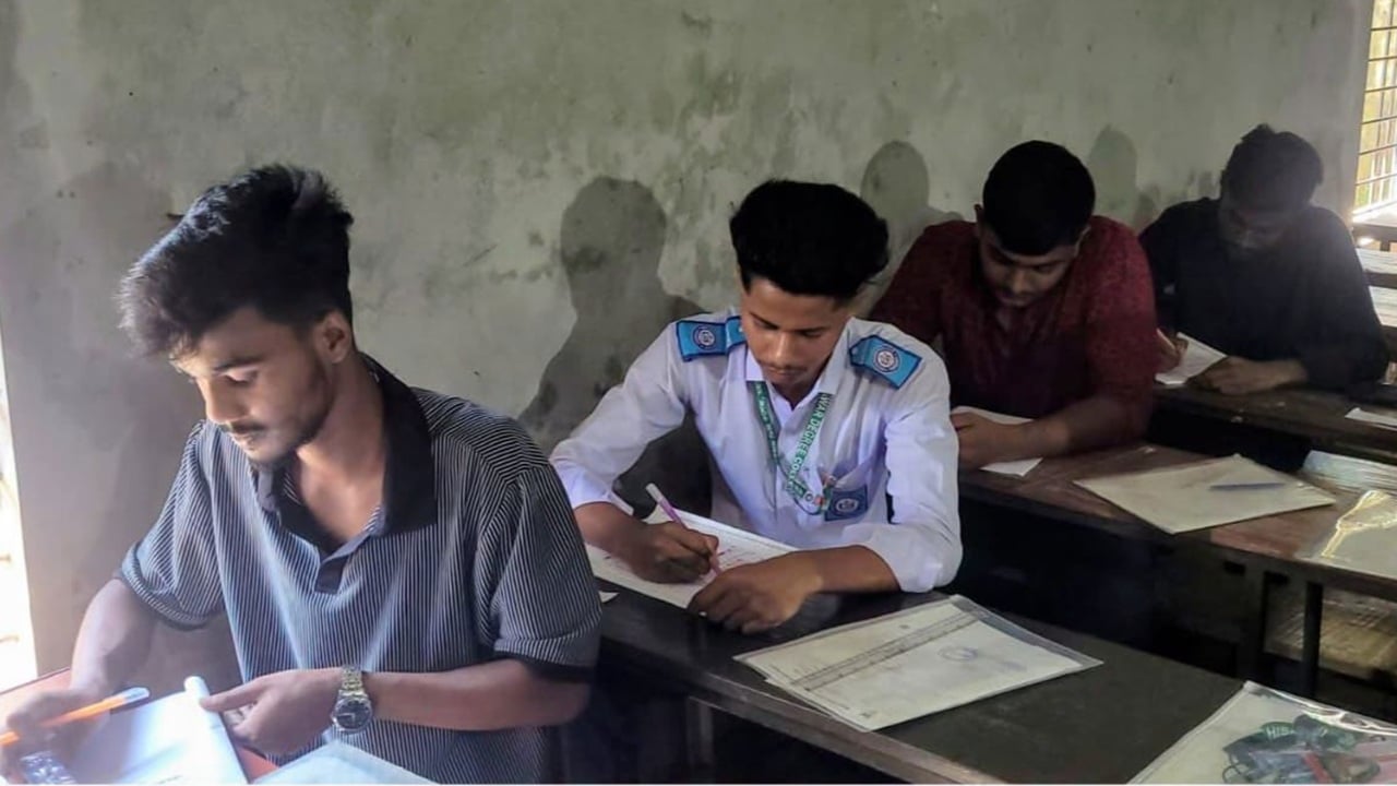 আমার দেশে সংবাদ প্রকাশের পর এইচএসসি পরীক্ষা দিতে পারলেন ৬ শিক্ষার্থী