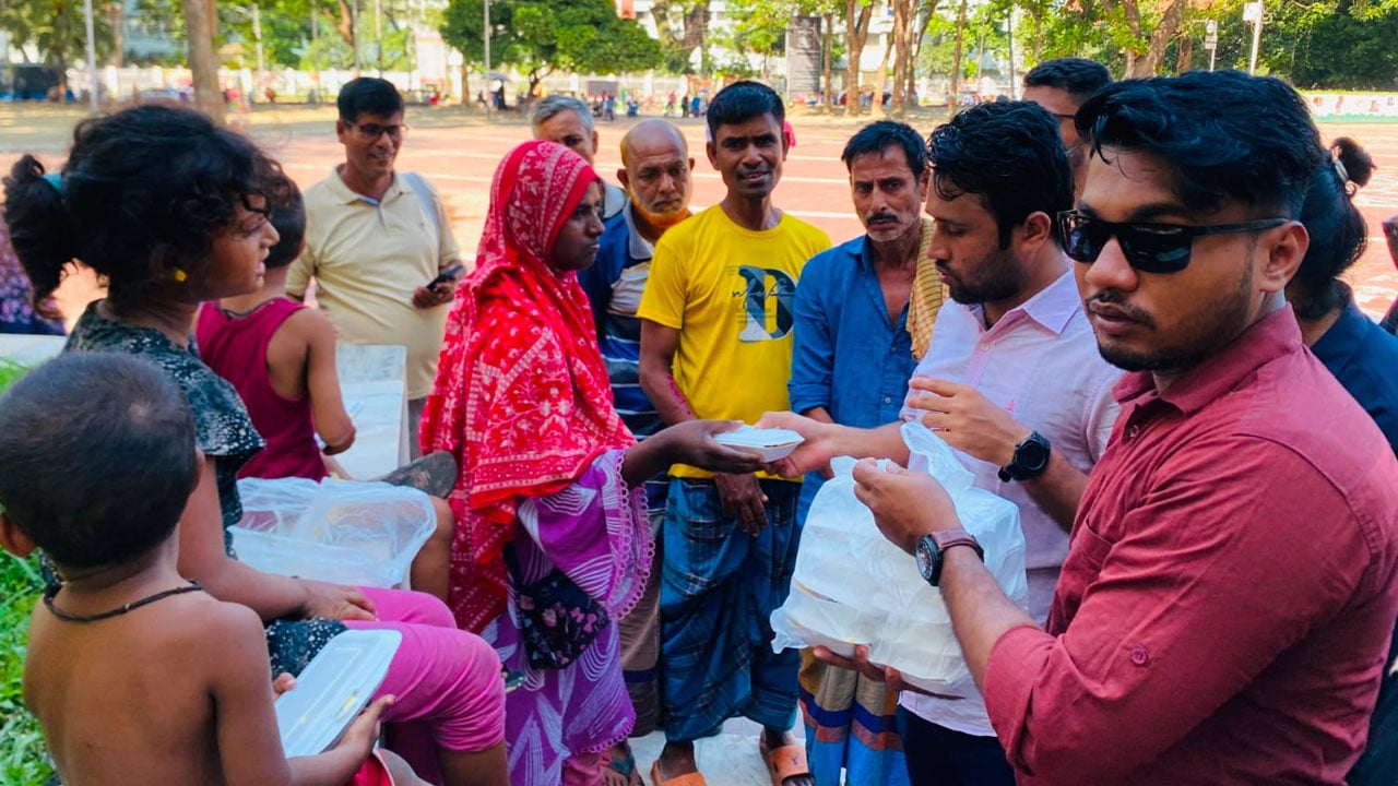 খালেদা জিয়ার জন্মদিনে ছিন্নমূল মানুষের মাঝে ছাত্রদলের খাবার বিতরণ