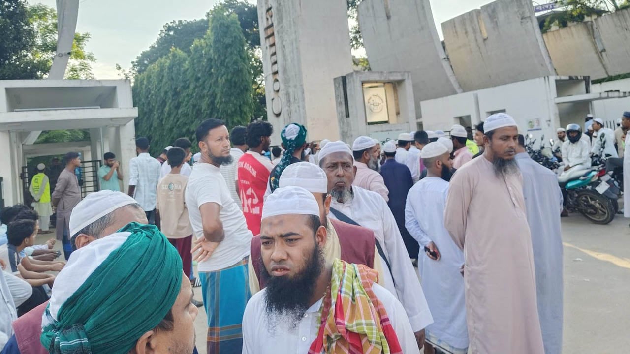 কুবিতে মুফতি ফয়জুল করীমের প্রবেশ নিয়ে উত্তেজনা, নেতাকর্মীদের বাধা