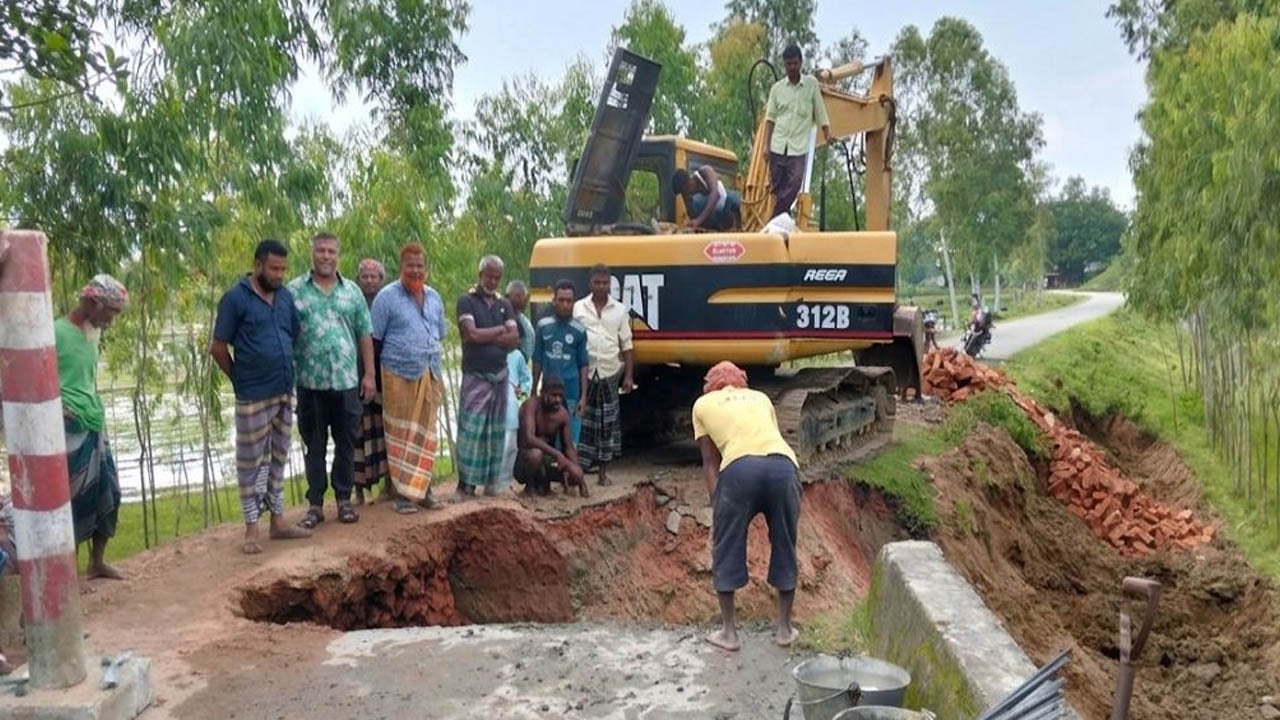 সরকারি উদ্যোগের অপেক্ষায় না থেকে ধসে যাওয়া সড়ক সংস্কারে নেমেছেন গ্রামবাসী