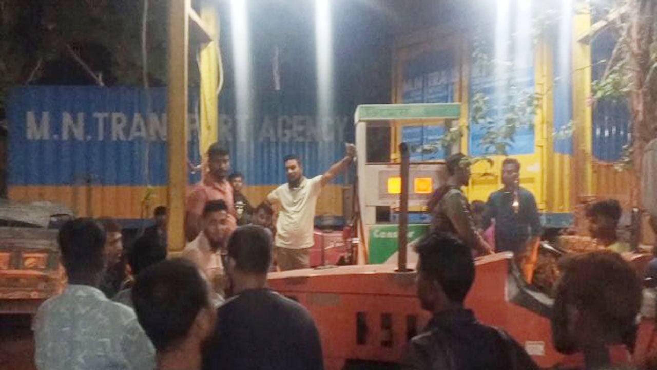 কাউনিয়ায় তীব্র জ্বালানি সংকট, লাইনে দাঁড়িয়েও তেল পাচ্ছেন না কৃষক-চালক