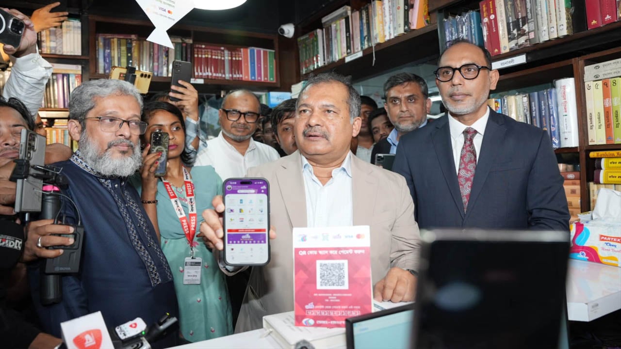 ডাচ-বাংলা ব্যাংকের বাংলা কিউআর ব্যবহারে ক্যাশলেস লেনদেন