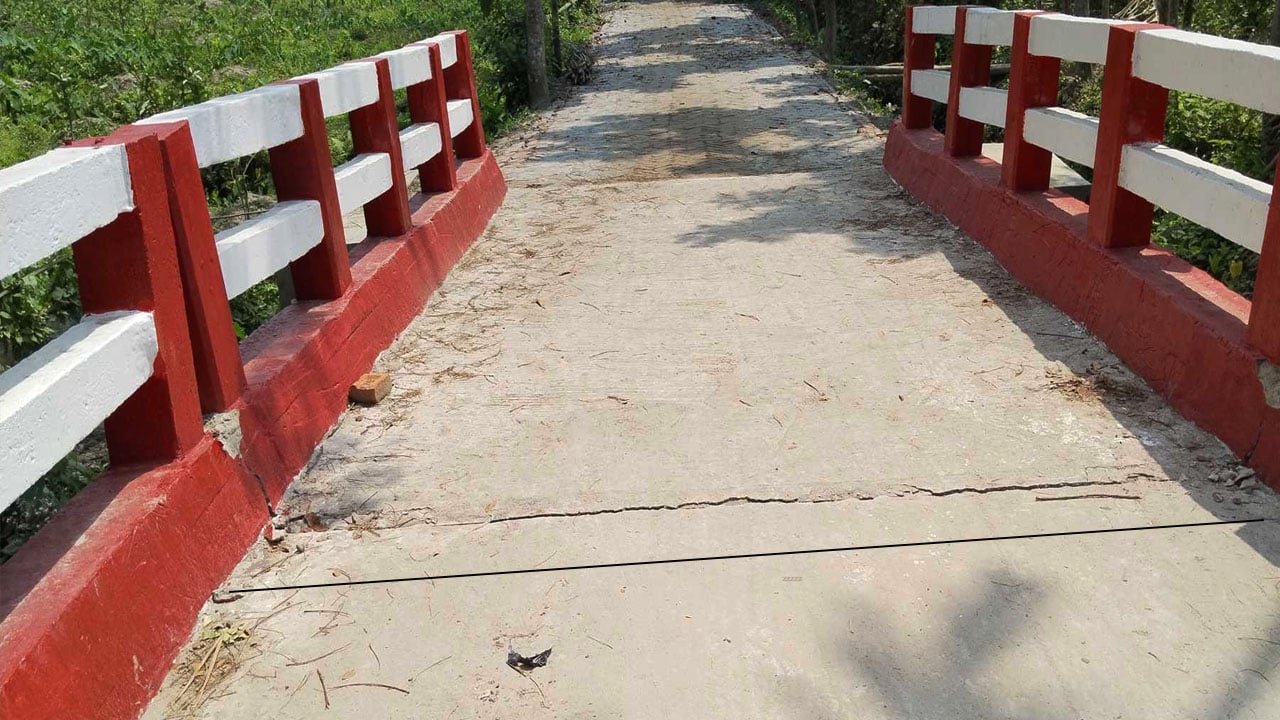 ৪২ লাখ টাকা ব্যয়ে নির্মাণ ব্রিজ, হেলে পড়েছে হস্তান্তরের আগেই