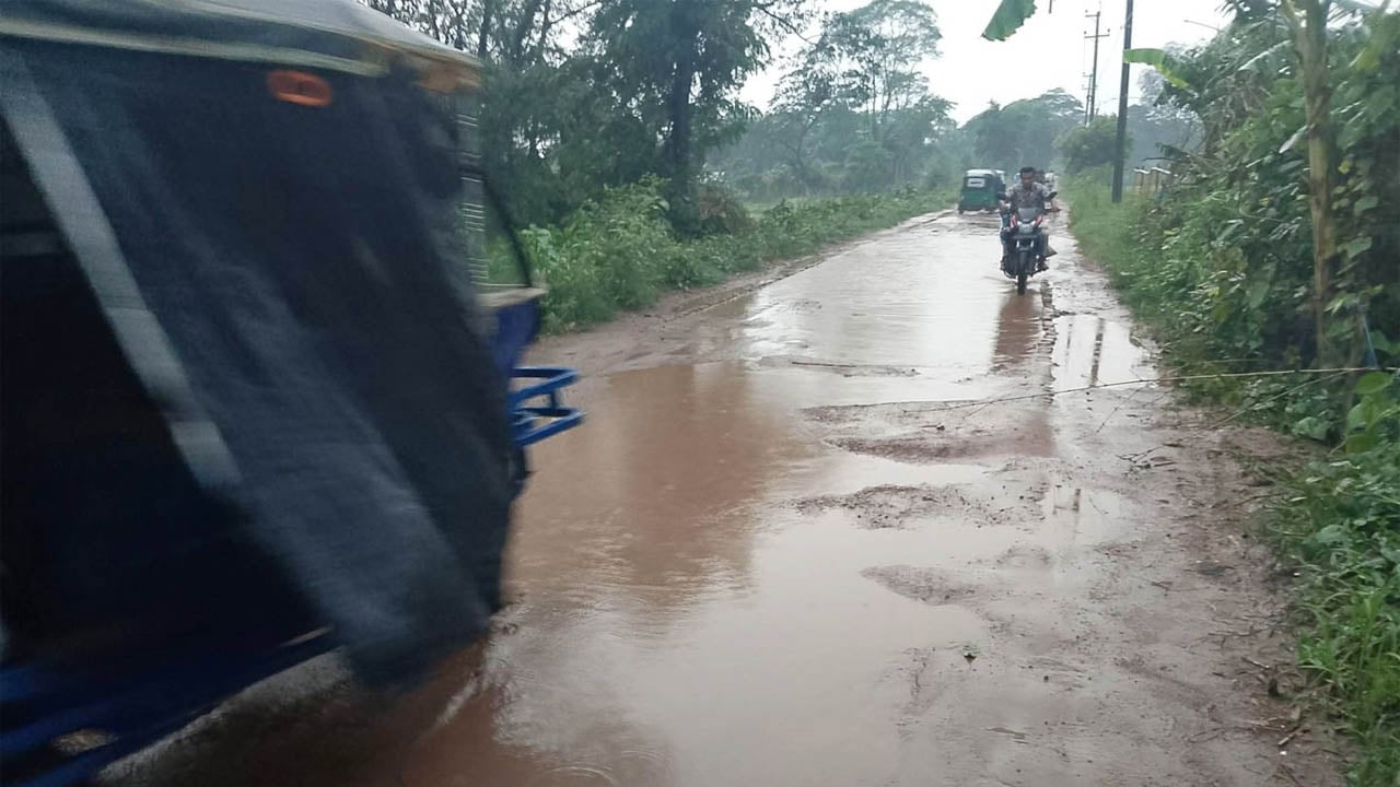সড়ক সংস্কারের নামে মরণফাঁদ, দুর্ভোগে হাজারো মানুষ