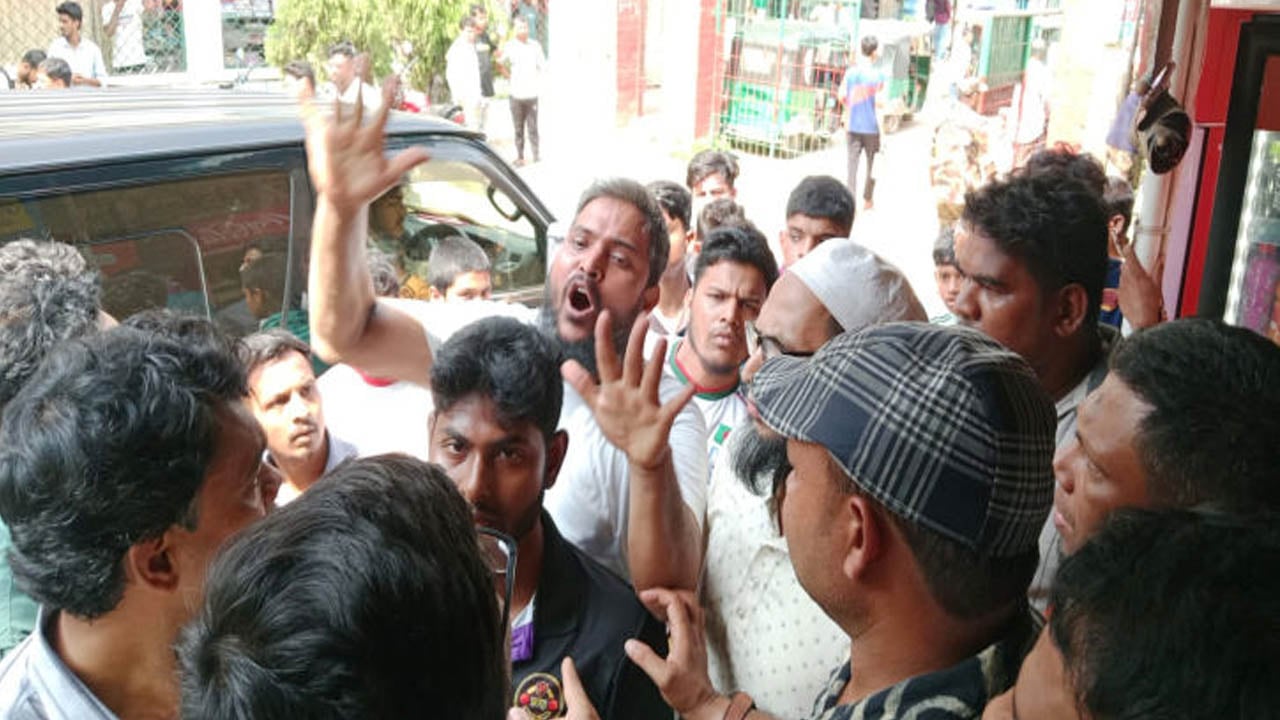চবিতে ভোক্তা অধিকার কর্মকর্তাদের আটকে রেখে হেনস্তা