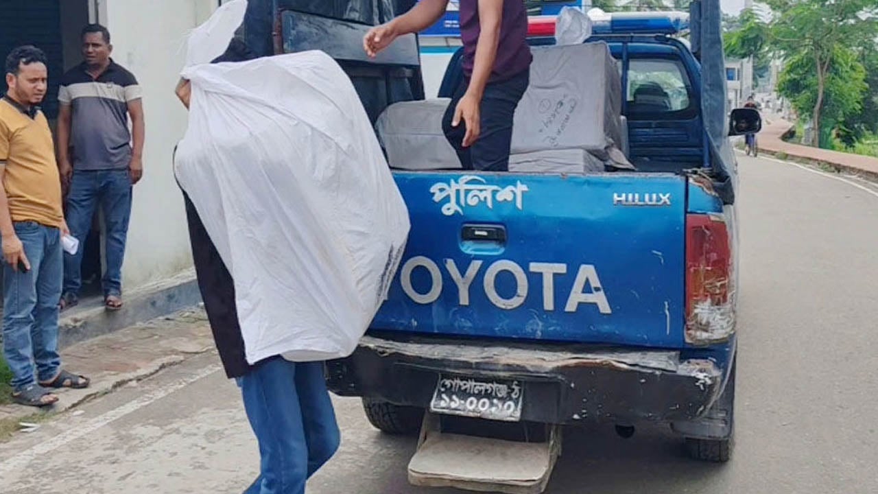 কুরিয়ার অফিসে অভিযান, ৭১ হাজার পিস নকল সিগারেট জব্দ