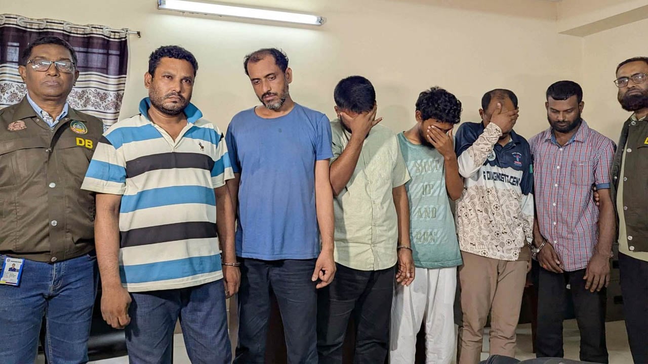 রংপুরে নিয়োগ পরীক্ষায় জালিয়াতি ও প্রক্সি চক্রের ৬ সদস্য আটক