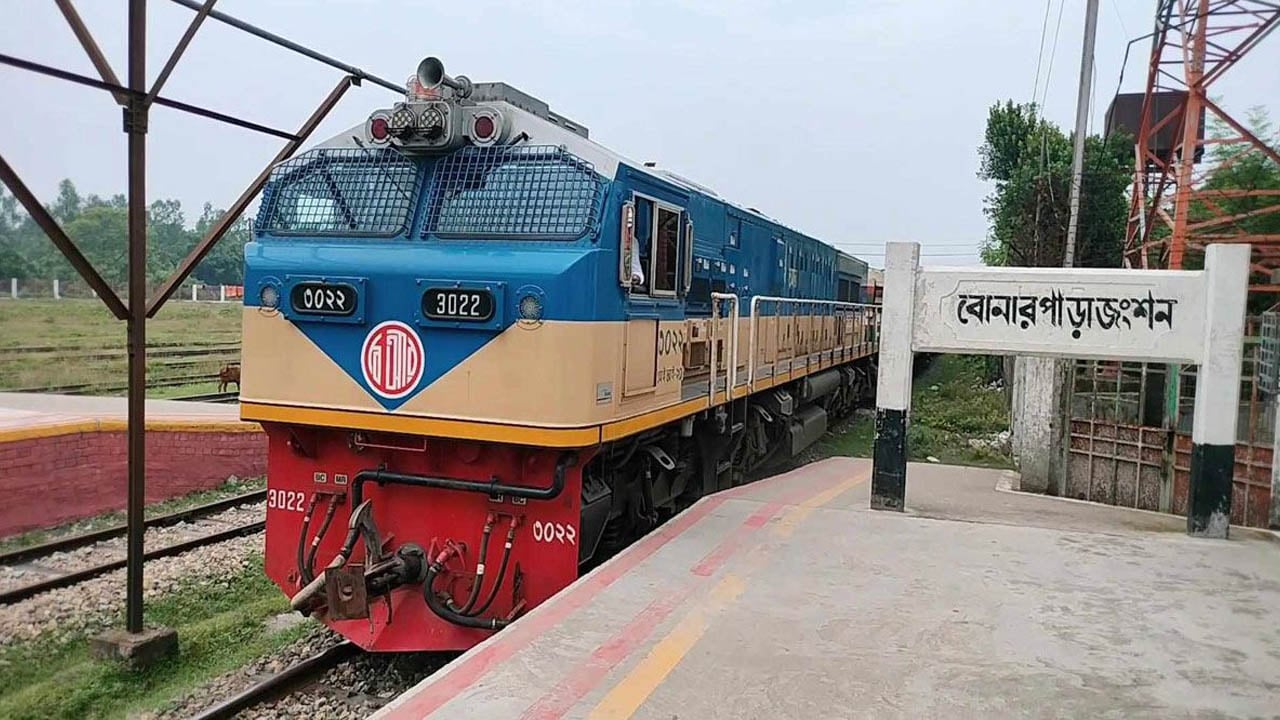 ৭ ঘণ্টা দেরিতে চলল লালমনি এক্সপ্রেস, যাত্রী ভোগান্তি চরমে