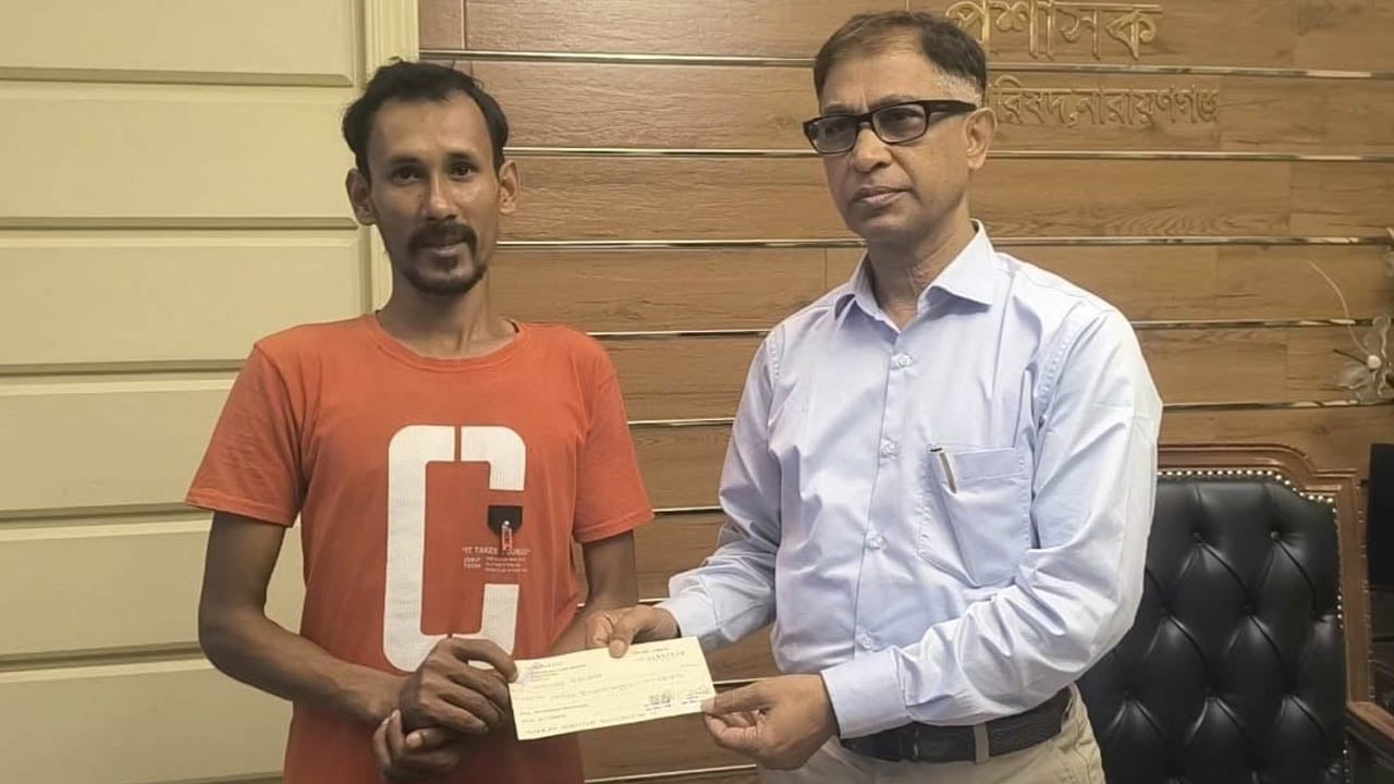 জুলাই যোদ্ধা সাহালমের পাশে নারায়ণগঞ্জ জেলা পরিষদ