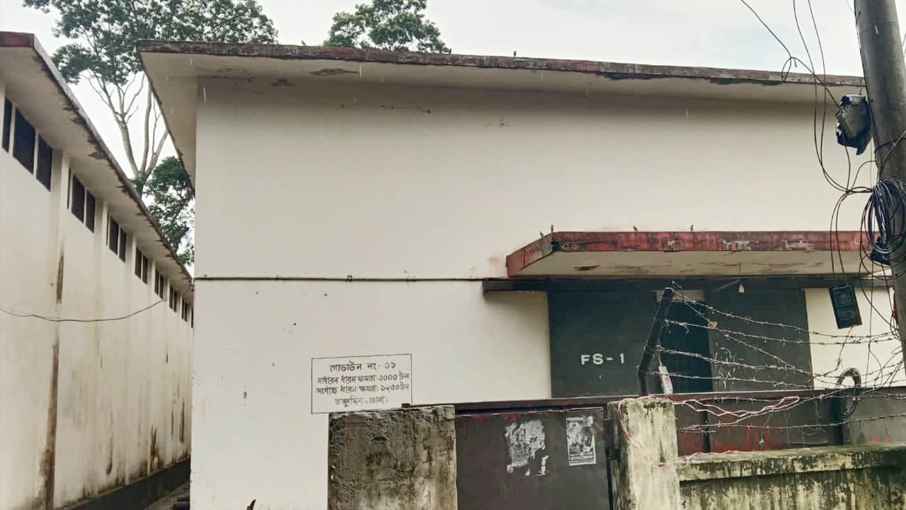 পরিবহন খরচের অভাবে খাদ্যগুদামে পড়ে আছে ৩৪০ টন চাল