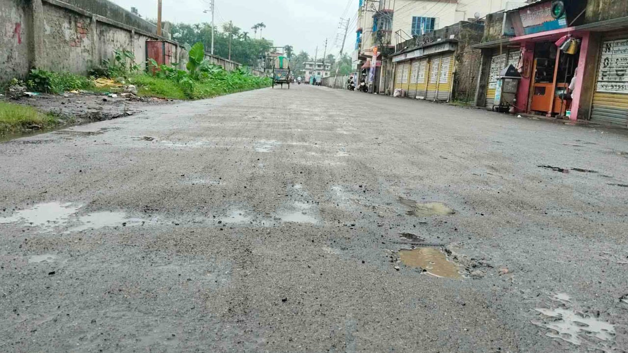 সামান্য বৃষ্টিতেই উঠে যাচ্ছে পৌর শহরের নতুন সিলকোট, ক্ষোভ স্থানীয়দের