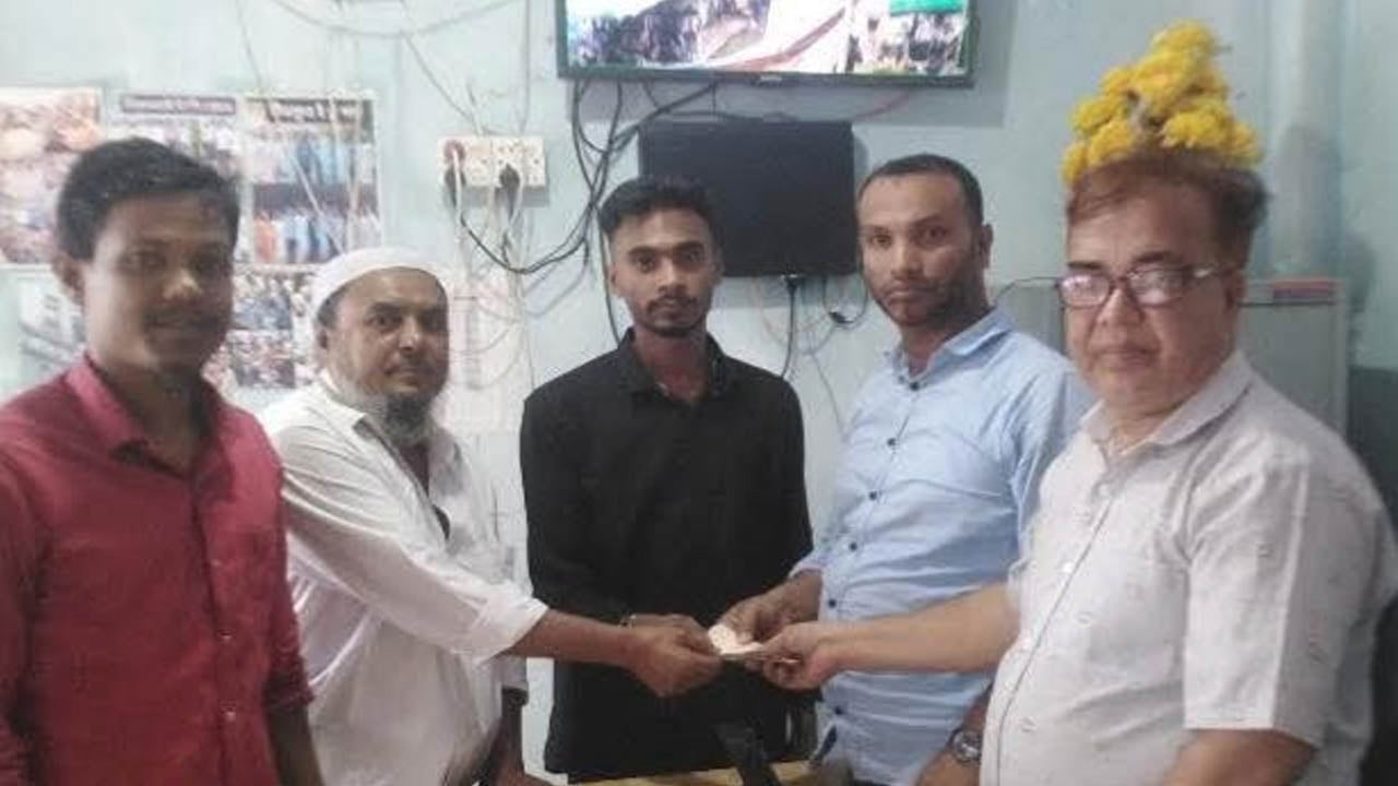 কুড়িয়ে পাওয়া লক্ষাধিক টাকা ফেরত দিয়ে প্রশংসায় ভাসছেন কলা বিক্রেতা