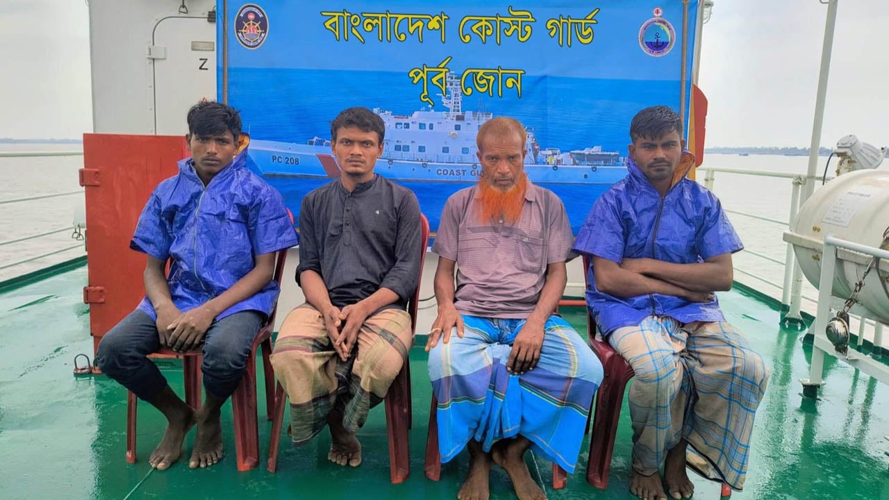 গভীর সমুদ্রে ভাসতে থাকা ৪ জেলে উদ্ধার করল কোস্ট গার্ড