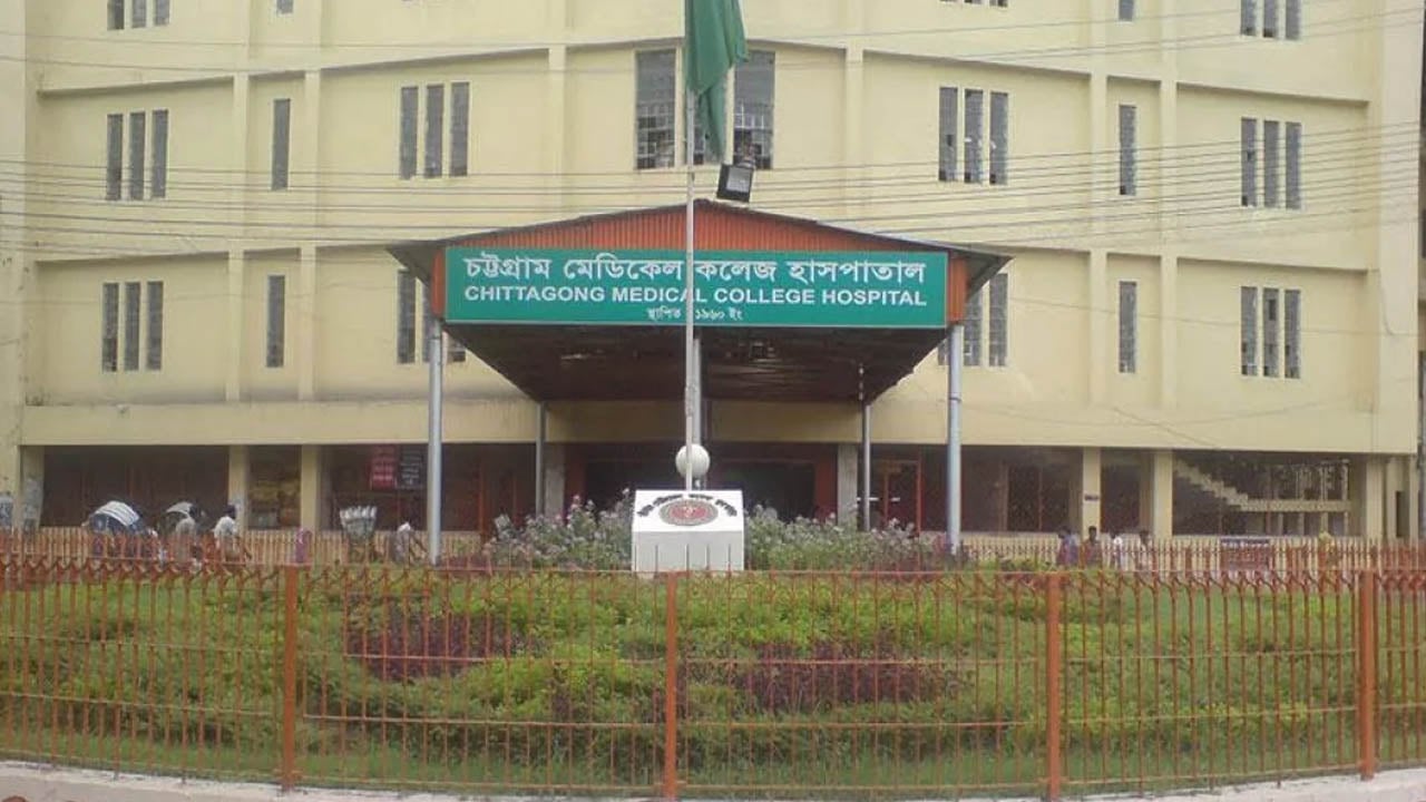 ফুটবল ম্যাচে জয়োল্লাসে গোলবার ভেঙে তরুণের মৃত্যু