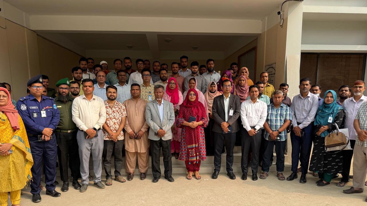 মানিকগঞ্জে আকস্মিক সরকারি দপ্তর পরিদর্শনে জনপ্রশাসন প্রতিমন্ত্রী