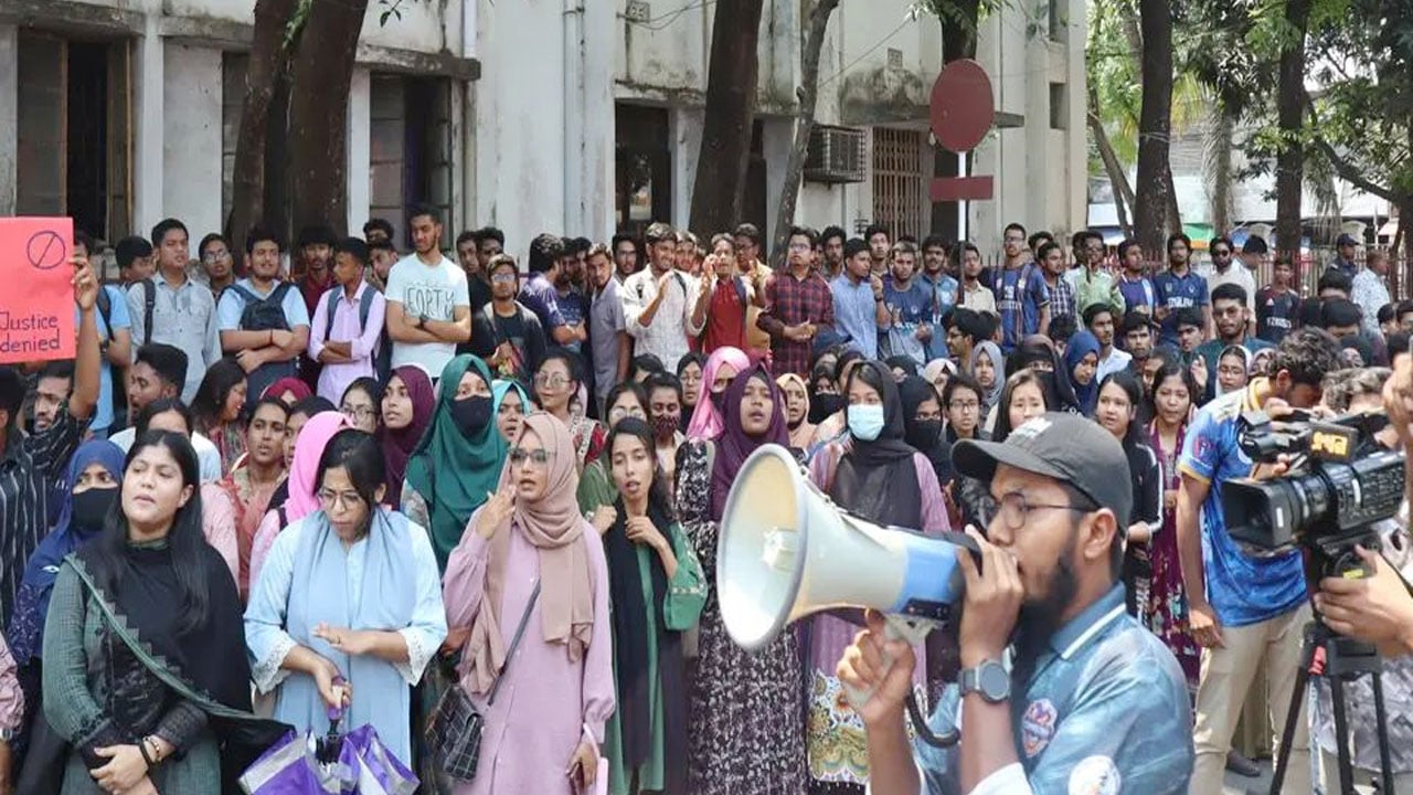 খুবি ছাত্রীর মৃত্যুর প্রতিবাদে ডিসি অফিস ঘেরাও, দ্রুত বিচার দাবি