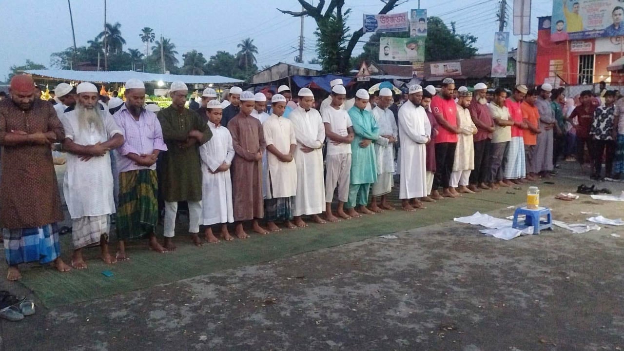 রেললাইনে জামাতে নামাজ আদায় করে জলাবদ্ধতা নিরসনের দাবি