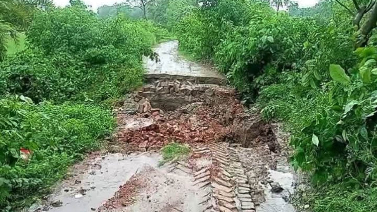 টানা বৃষ্টিতে জয়রামপুর-কুমারীদহ সড়কে ধস, যোগাযোগ ব্যাহত