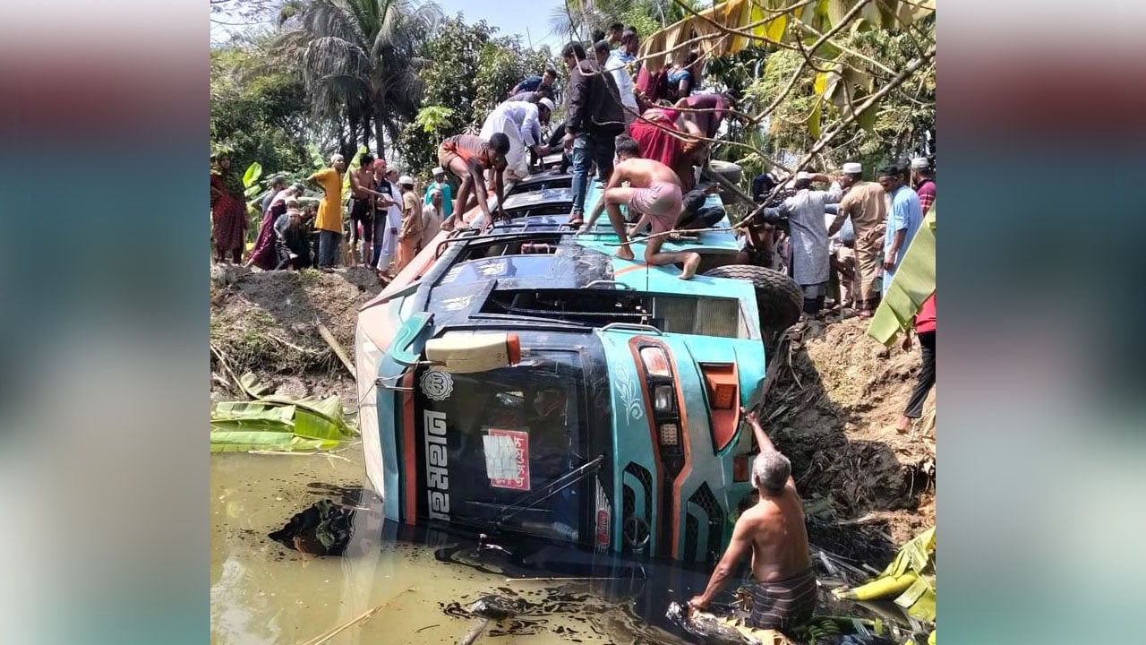 খাদে পড়ল হিন্দু ধর্মাবলম্বীর বিয়ের বাস, উদ্ধার করলেন মসজিদের মুসল্লিরা