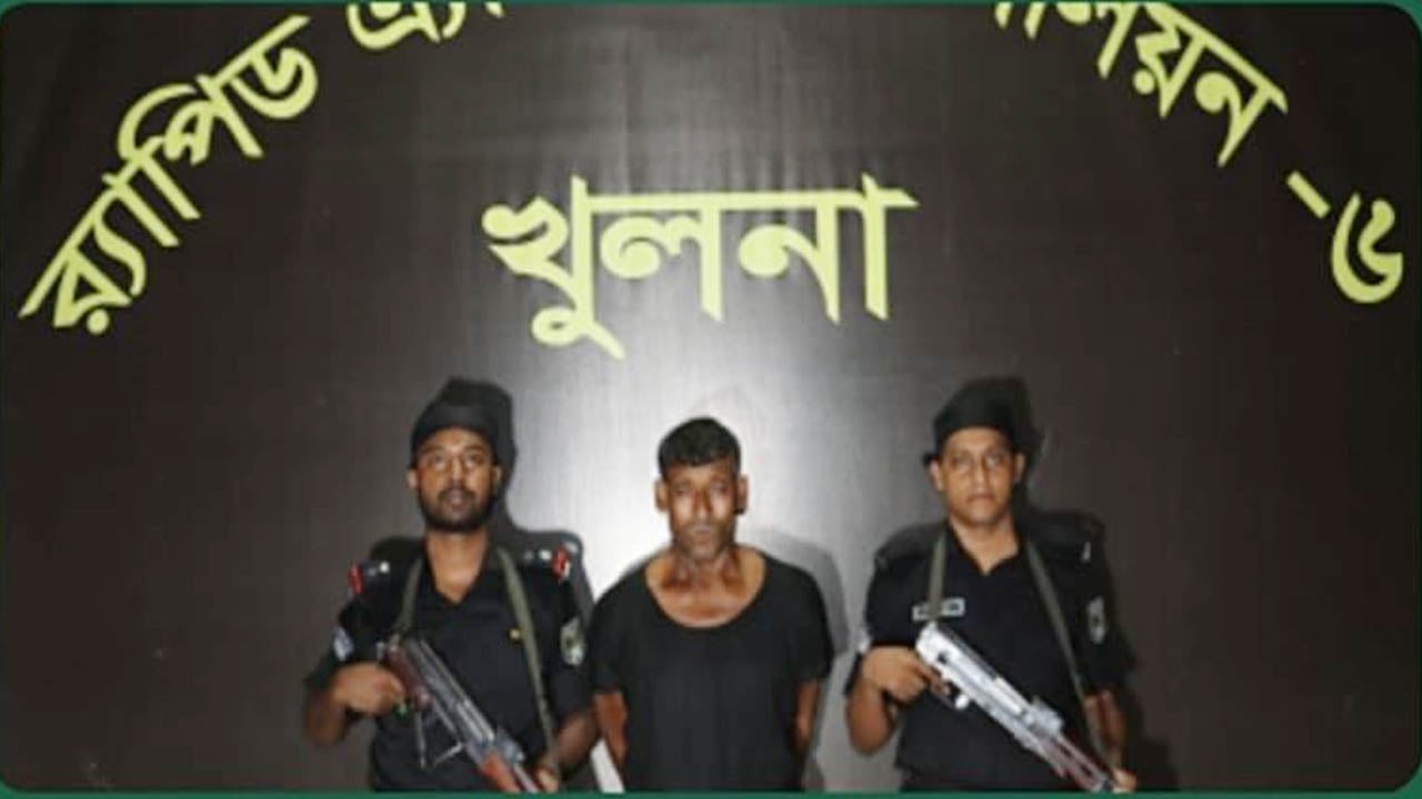 অস্ত্র-গুলিসহ খুলনার শীর্ষ সন্ত্রাসী ও দুর্ধর্ষ ডাকাত খবির মোল্লা গ্রেপ্তার