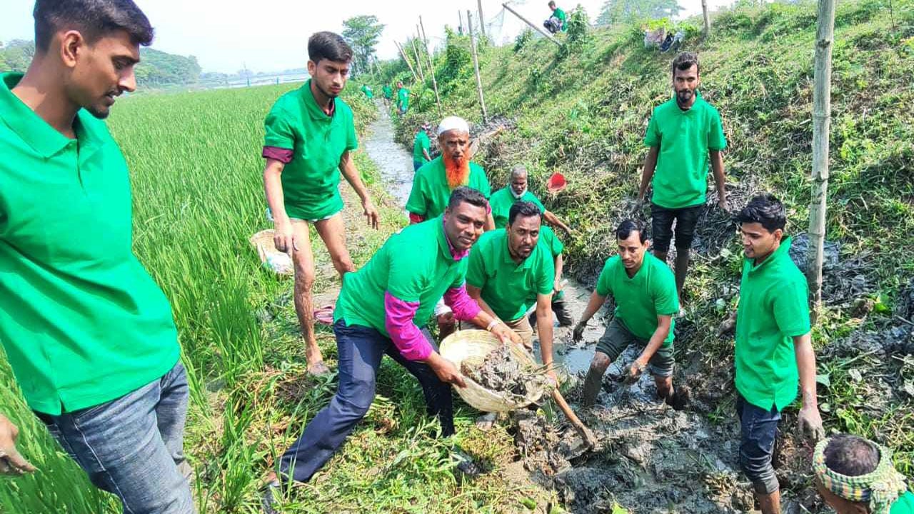 পাকুন্দিয়ায় স্বেচ্ছাশ্রমে দেড় কিলোমিটার খাল খনন