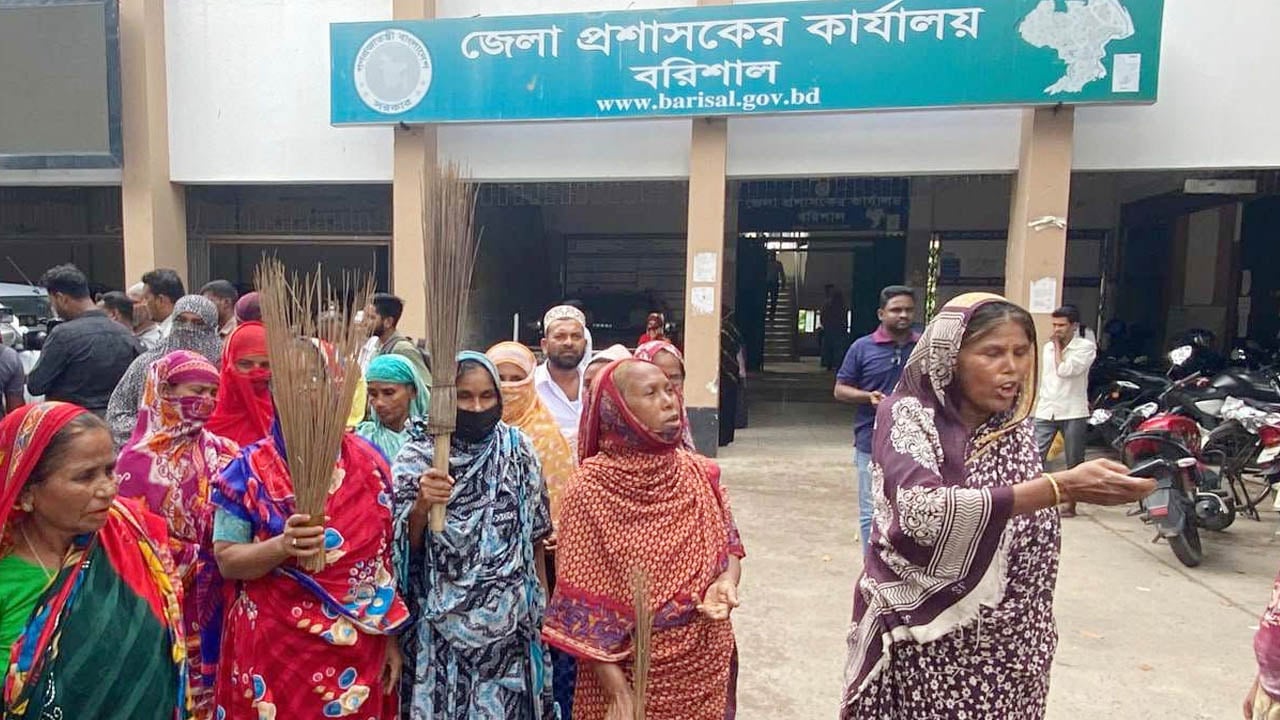 বরিশালের সাবেক জেলা প্রশাসক খায়রুলের বিরুদ্ধে ঝাড়ু মিছিল