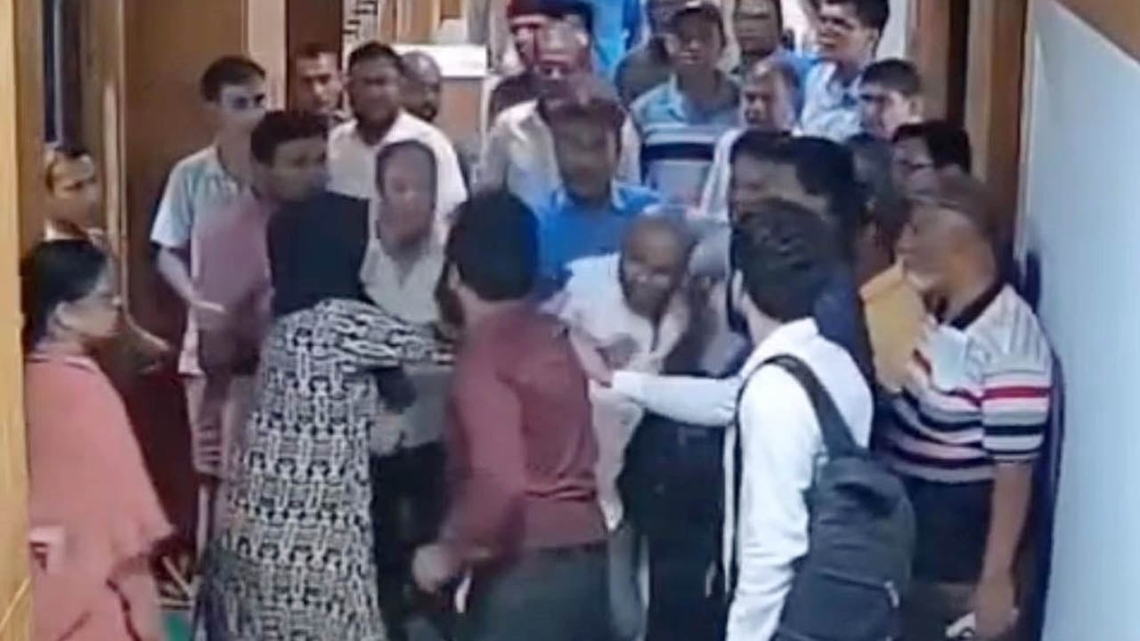 নির্বাহী প্রকৌশলীর সামনেই সহকারী প্রকৌশলীকে পেটালেন সিবিএ নেতারা