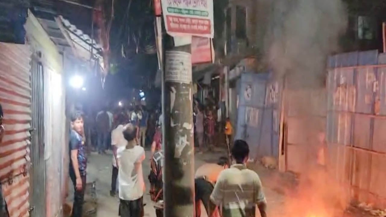 চট্টগ্রামে ৩ বছরের শিশু ধর্ষণ, জনতার ধাওয়ায় পুলিশের গুলি ও টিয়ার শেল