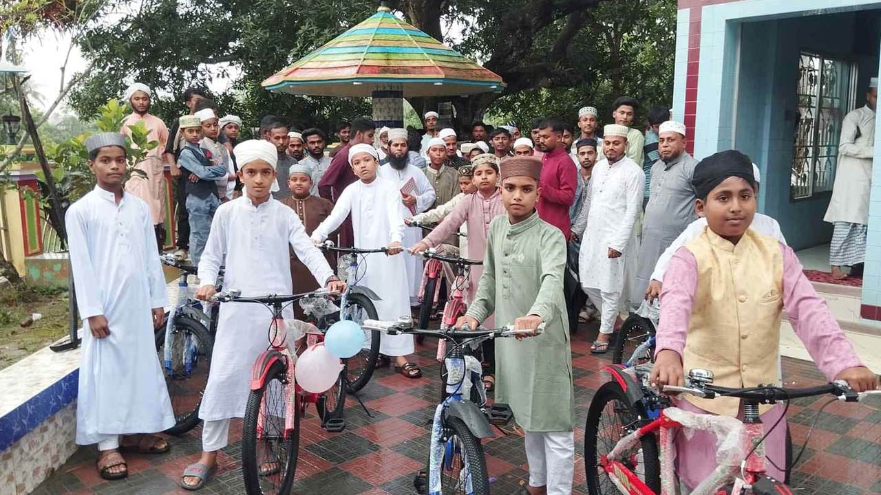 টানা ৪১ দিন জামাতে নামাজ আদায়, সাইকেল উপহার পেল ৯ কিশোর
