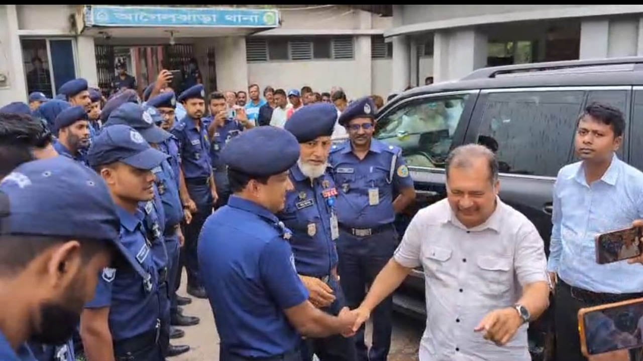 আগৈলঝাড়ায় পুলিশের ওপর হামলার ঘটনায় থানা পরিদর্শনে তথ্যমন্ত্রী