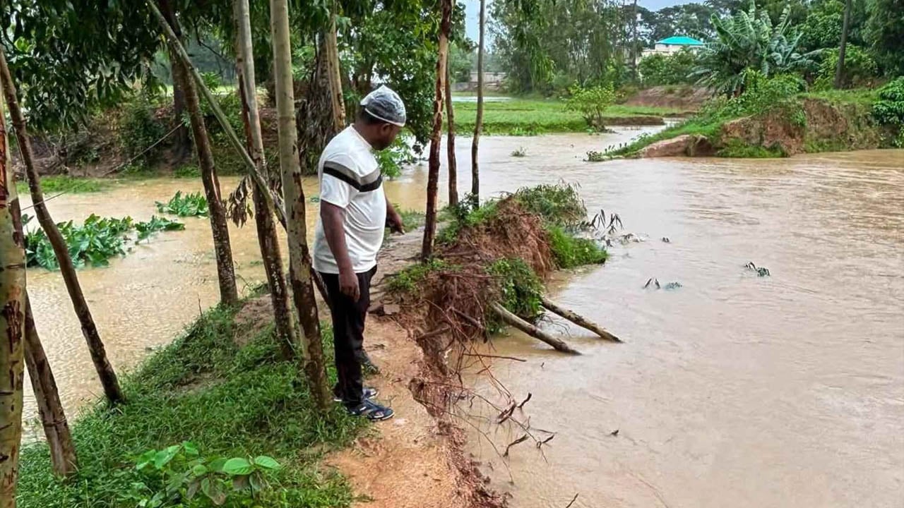 বান্দরবানের সঙ্গে সারাদেশের সড়ক যোগাযোগ বিচ্ছিন্ন হওয়ার শঙ্কা