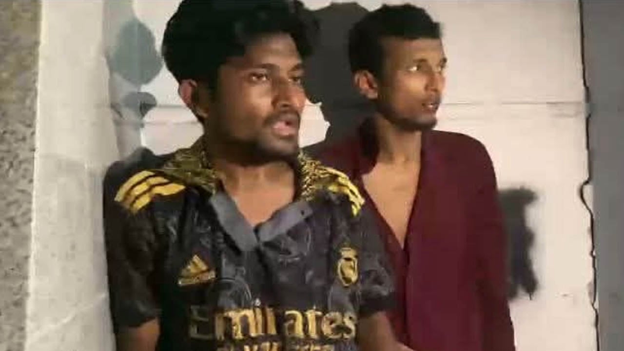 দুই ইয়াবা কারবারিকে গণধোলাই দিয়ে পুলিশে সোপর্দ