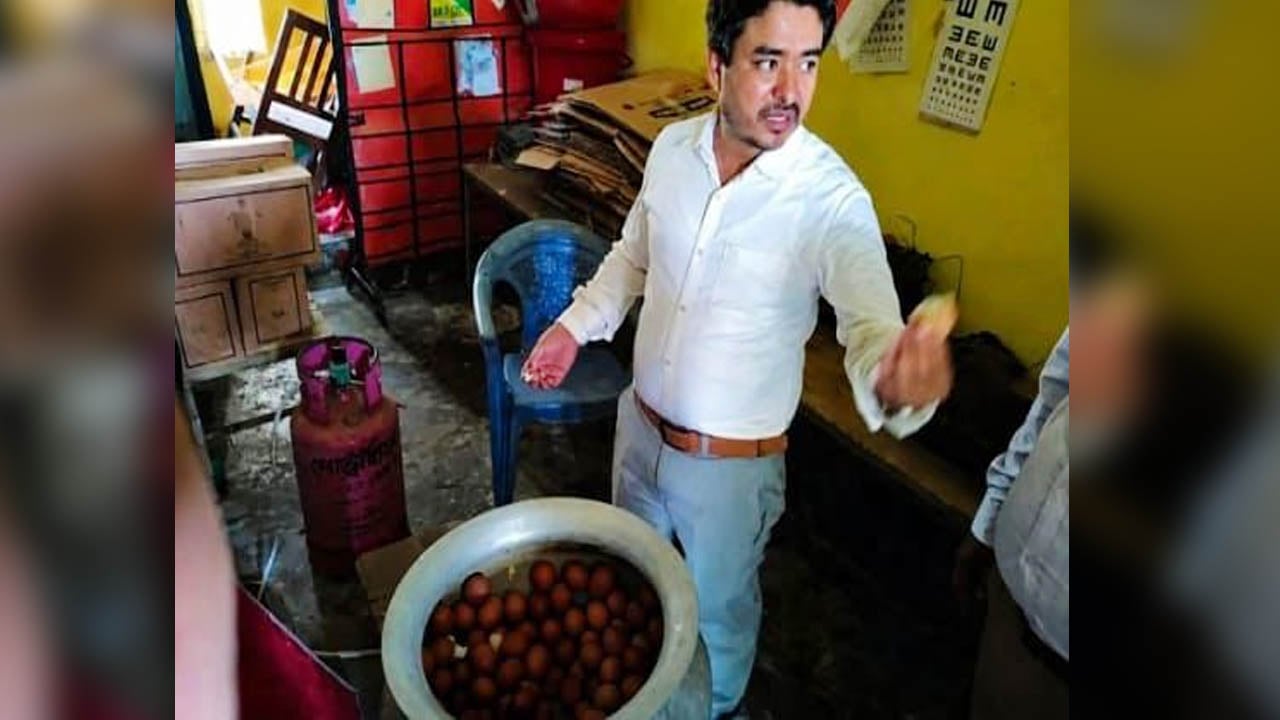 শিক্ষার্থীদের মিড-ডে মিল পরিদর্শনে গিয়ে পচা ডিম পেলেন ইউএনও