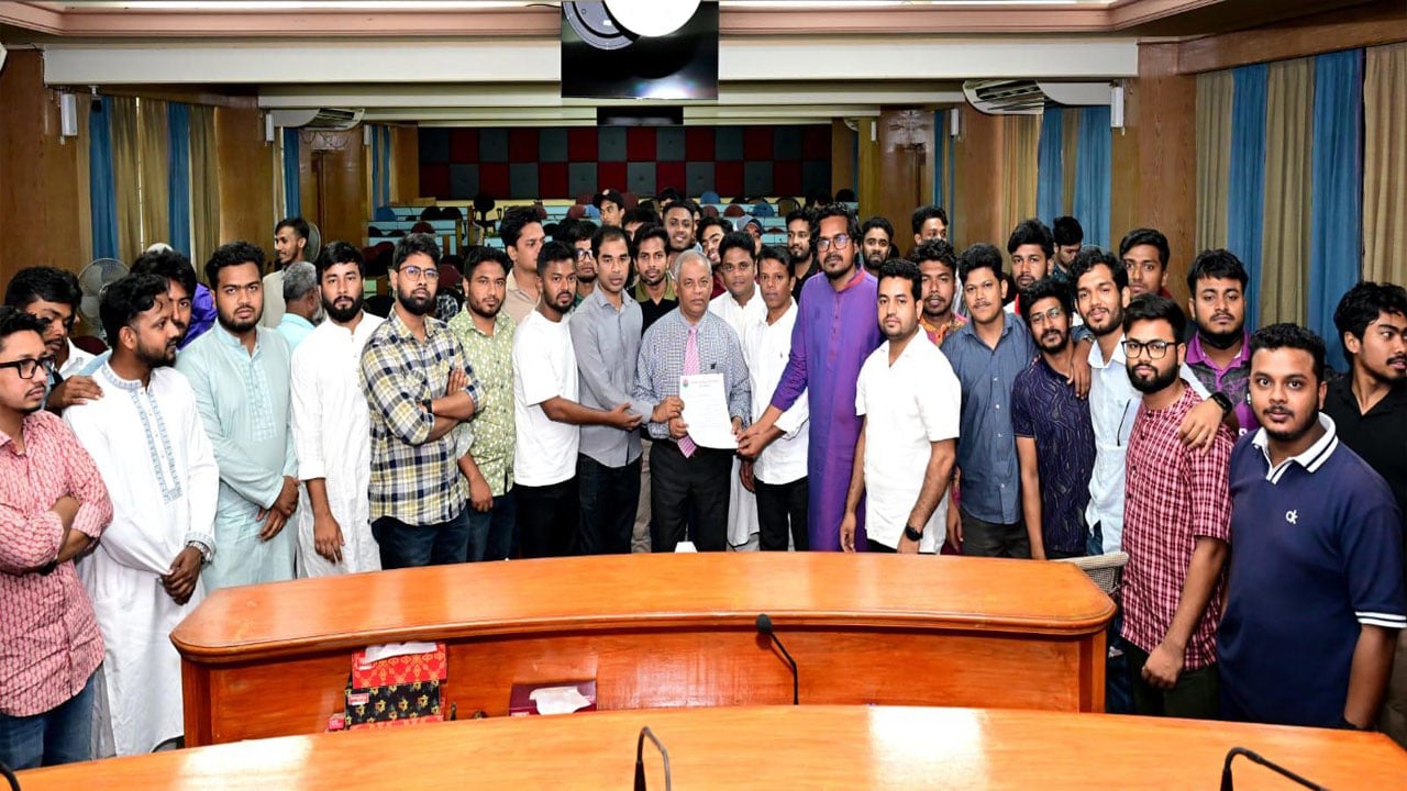 নিরাপদ ক্যাম্পাসের দাবিতে চবি উপাচার্যের কাছে ছাত্রদলের স্মারকলিপি