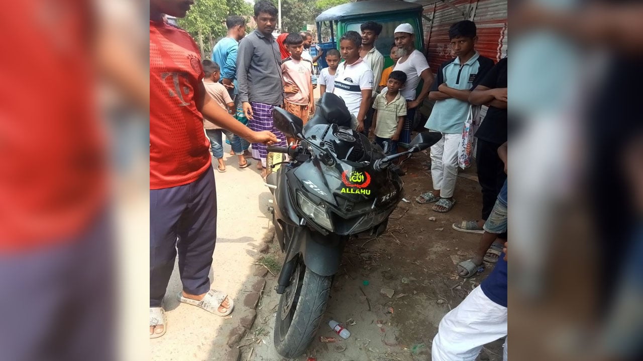 দাঁড়িয়ে থাকা মোটরসাইকেলে লড়ির ধাক্কা, যুবক নিহত