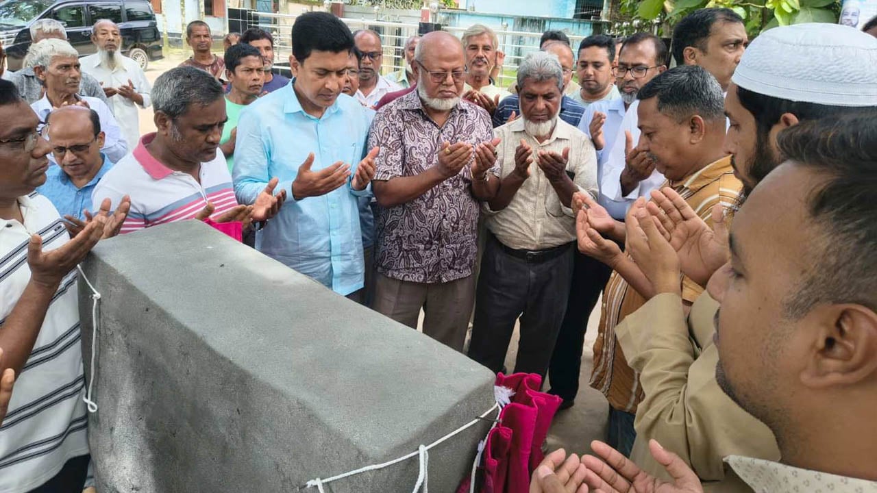 রংপুরে আরসিসি সড়ক নির্মাণকাজের উদ্বোধন