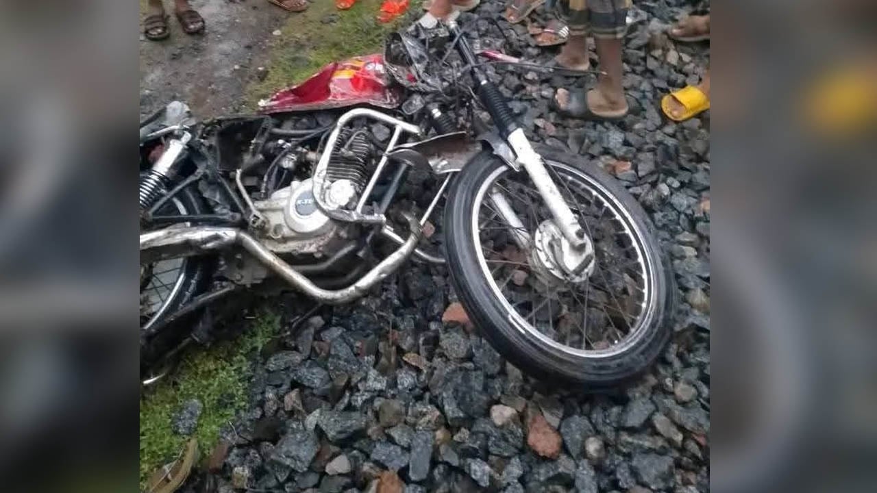 চুয়াডাঙ্গায় ট্রেনের ধাক্কায় মোটরসাইকেল আরোহী দুই যুবক নিহত