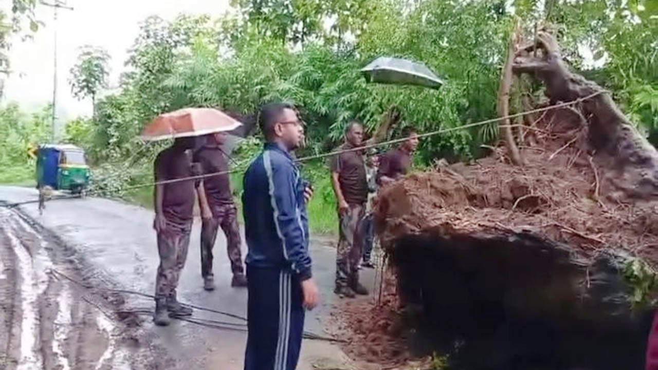 বান্দরবানে বন্যা ও ভূমিধসে ক্ষতিগ্রস্ত সড়ক যোগাযোগ পুনরুদ্ধারে বিজিবি