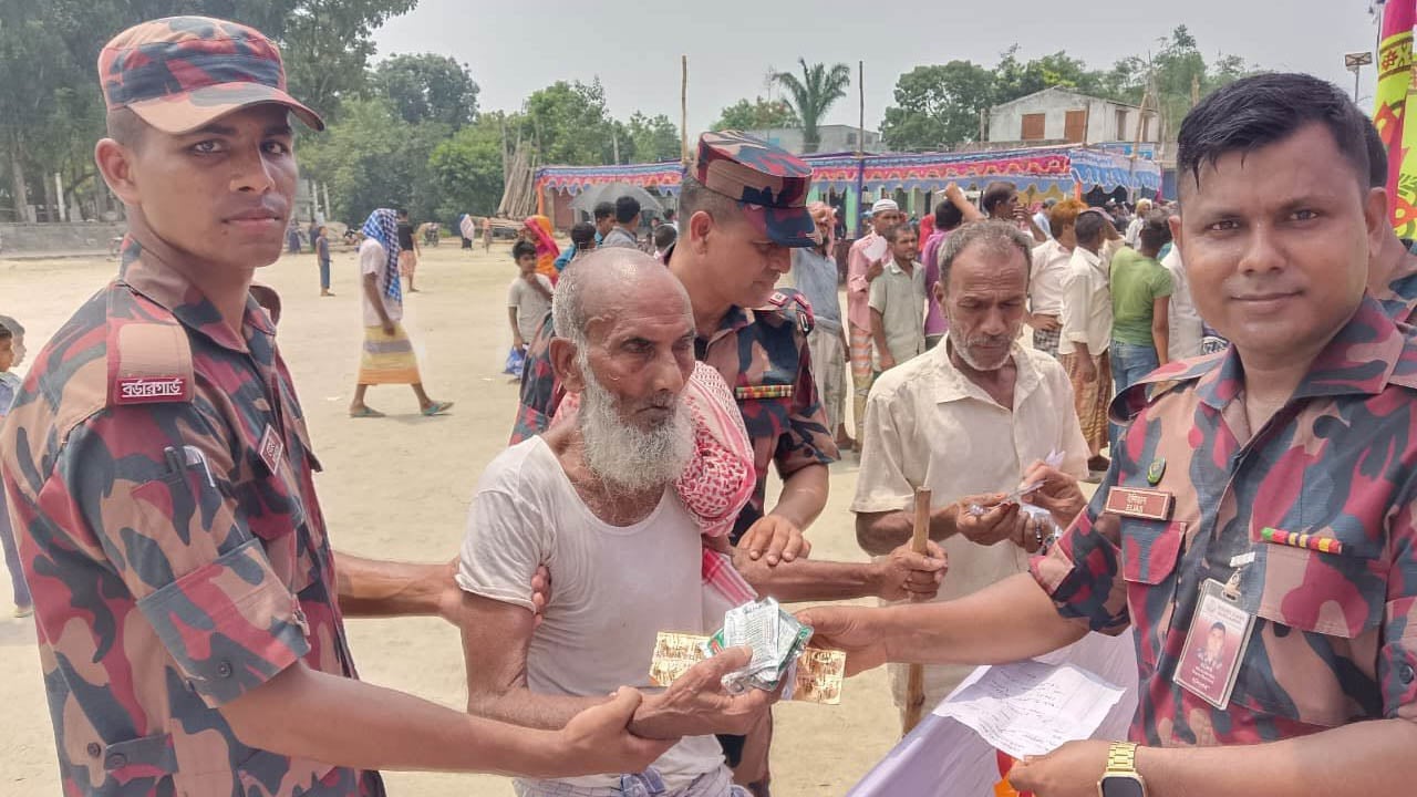 রাজশাহীতে পদ্মার চরে বিজিবির ফ্রি মেডিকেল ক্যাম্প