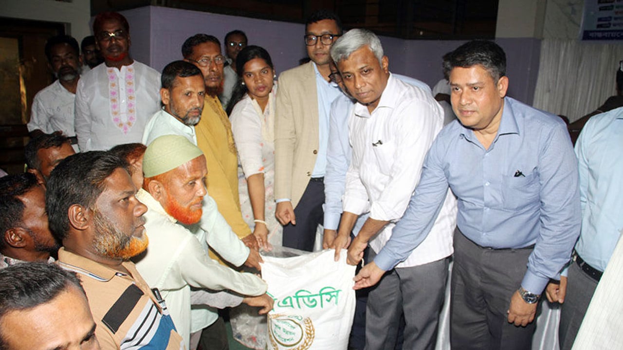 কৃষকদের নিরবচ্ছিন্ন বিদ্যুৎ ও জ্বালানি তেল সরবরাহ করা হচ্ছে